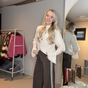 Bruine Broek met Elastische Boord en Crème Streep