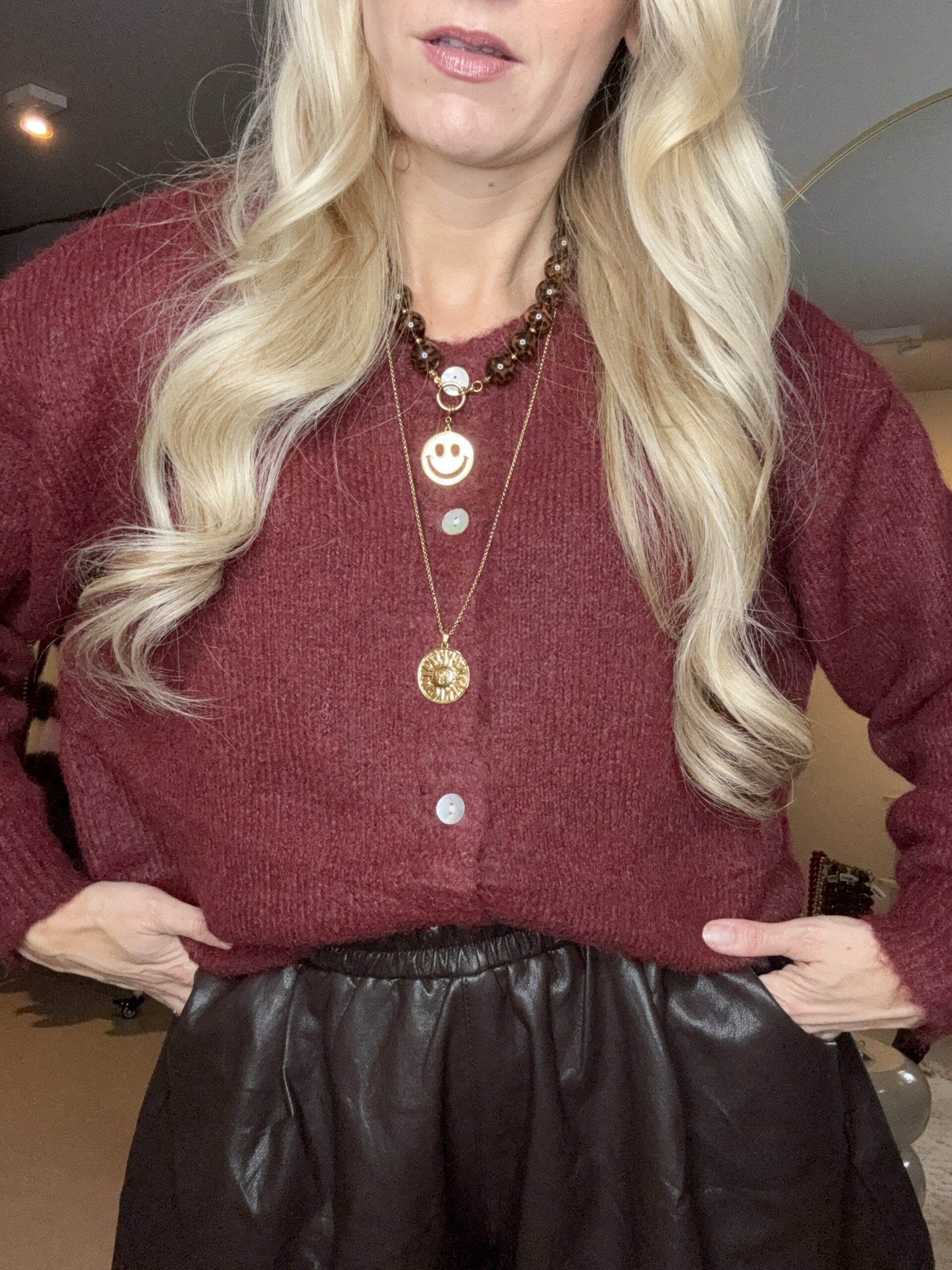 Bordeaux Rood Vest met Parelmoer Knoopjes