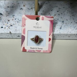 Verstelbare ring met dieprode steen