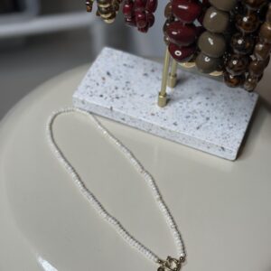 Witte kralenketting met gouden sluiting