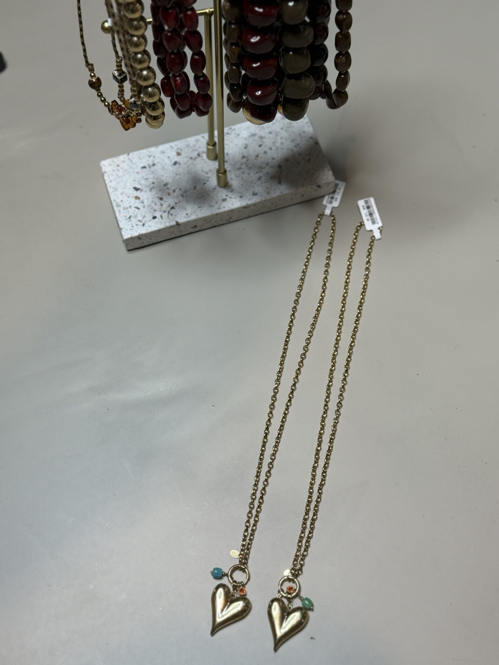 Goudkleurige lange ketting met hartbedel
