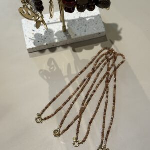 Bruine kralenketting met gouden sluiting