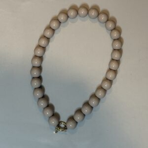 Beige kralenketting met goudkleurige sluiting