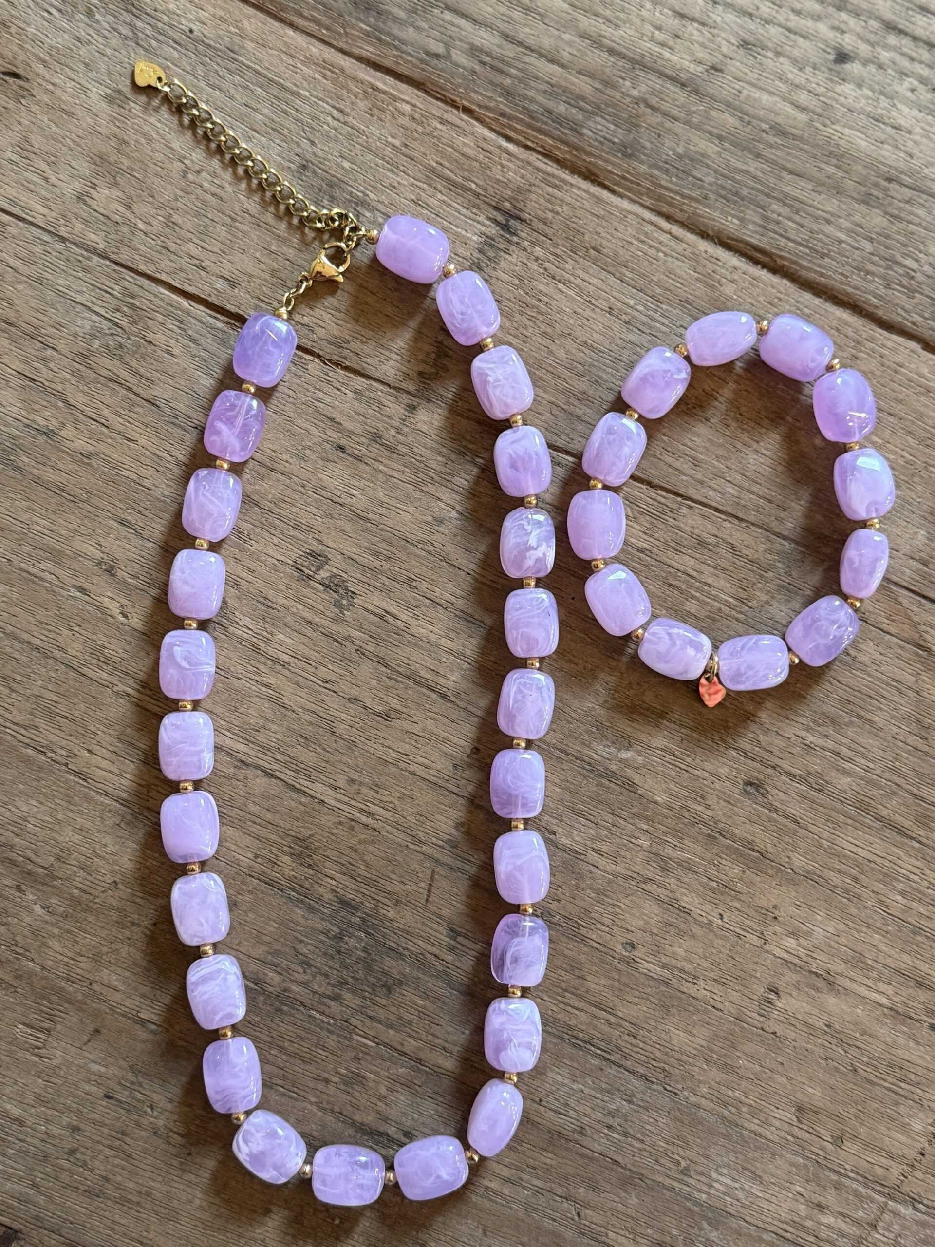Lila kralenketting met goudkleurige accenten
