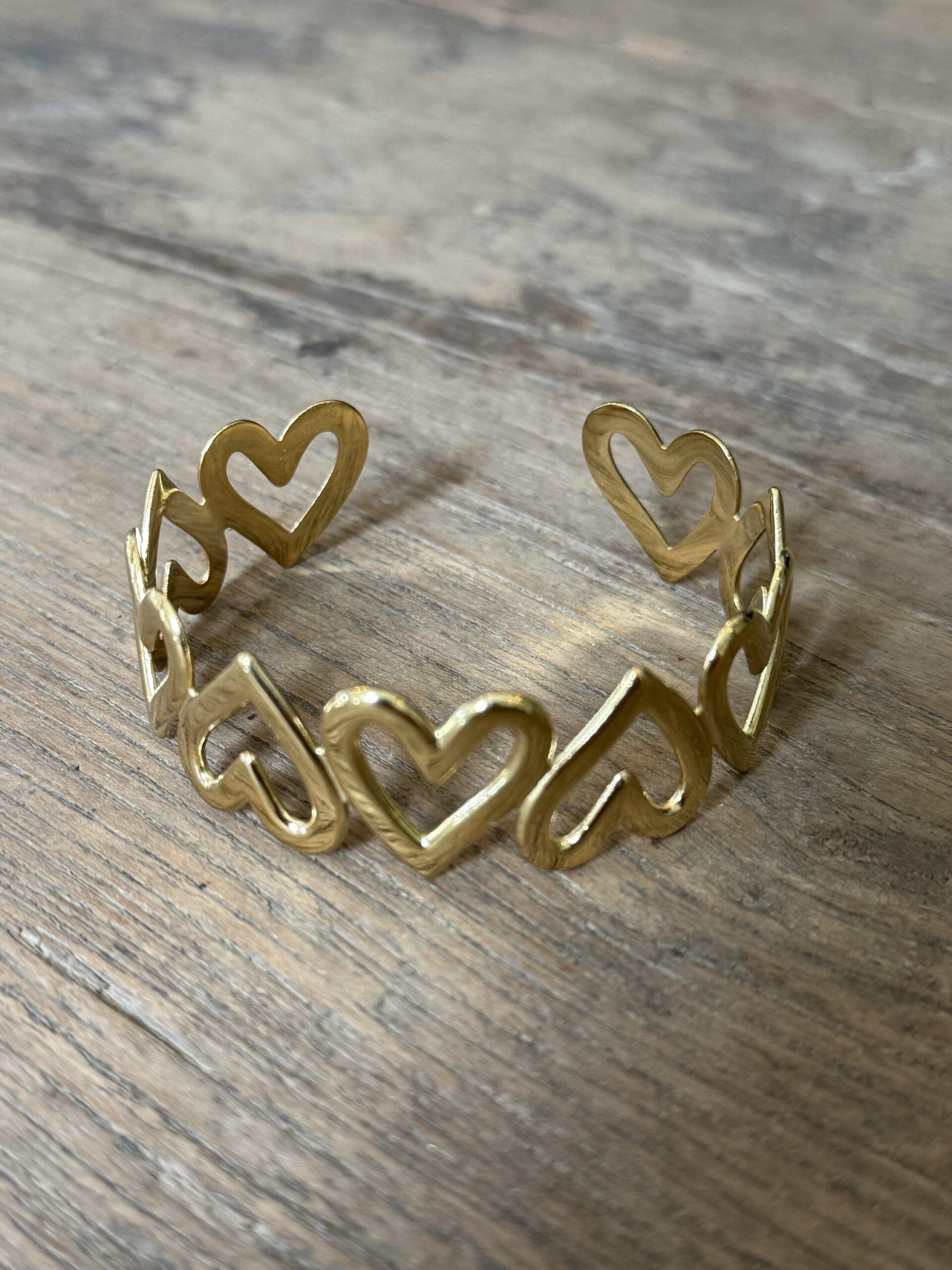 Goudkleurige hartjes armband